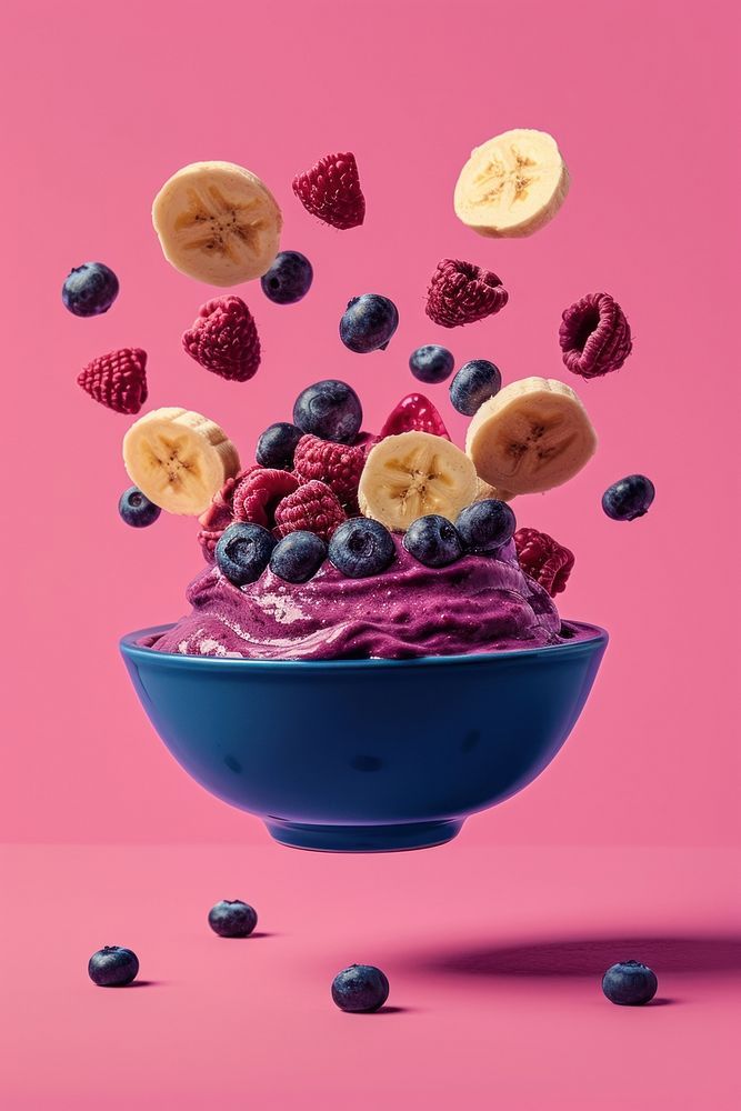 Açaí-Bowl mit Banane, Himbeeren und Blaubeeren